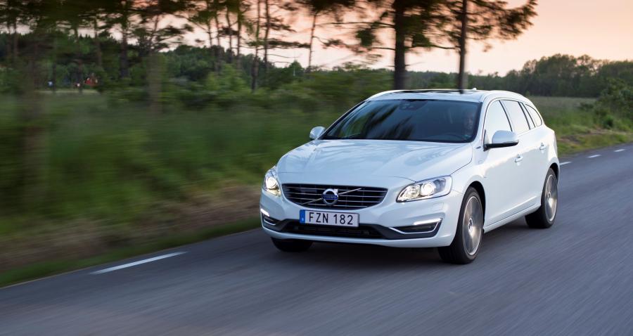  Volvo V60 Twin Engine 2015 года  (фото 9 из 17)
